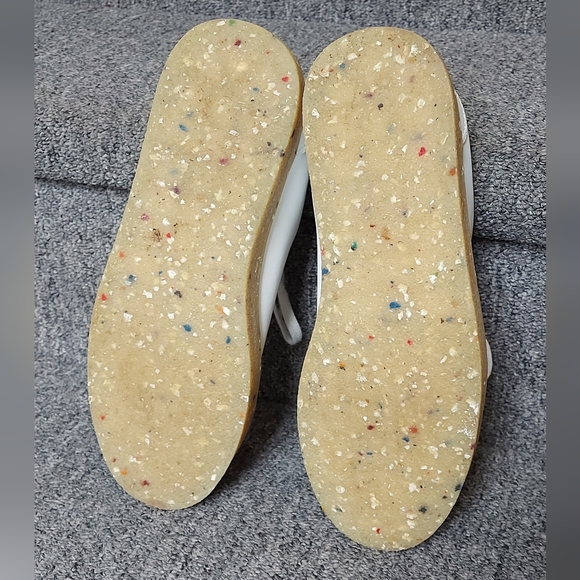 Stylish White Women's Sneakers with Speckled Sole - Picture 4 of 7